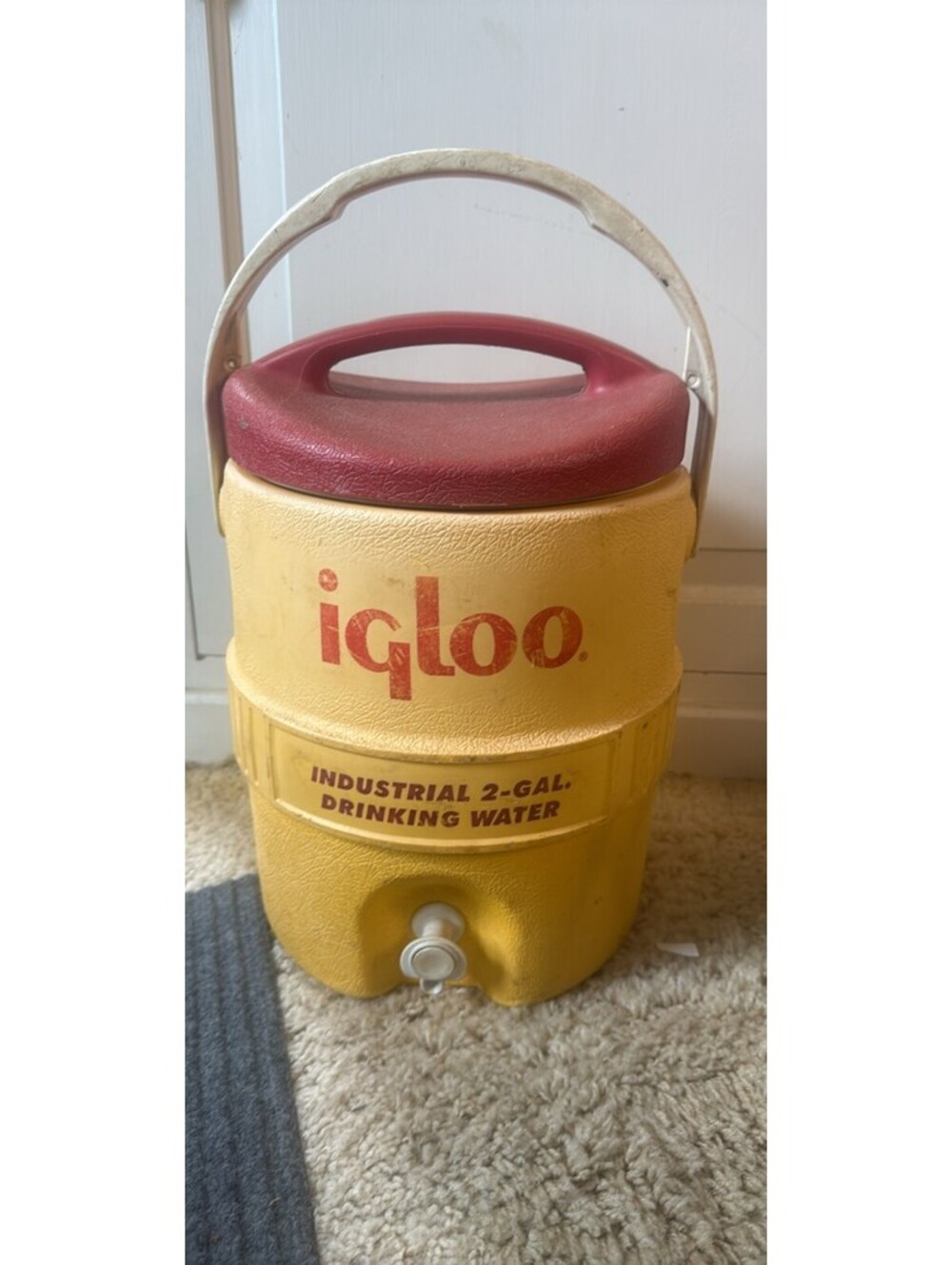 Igloo Industrial Industrial Drinking Water Cooler 2 Gallon Yellow/Red  pre-owned